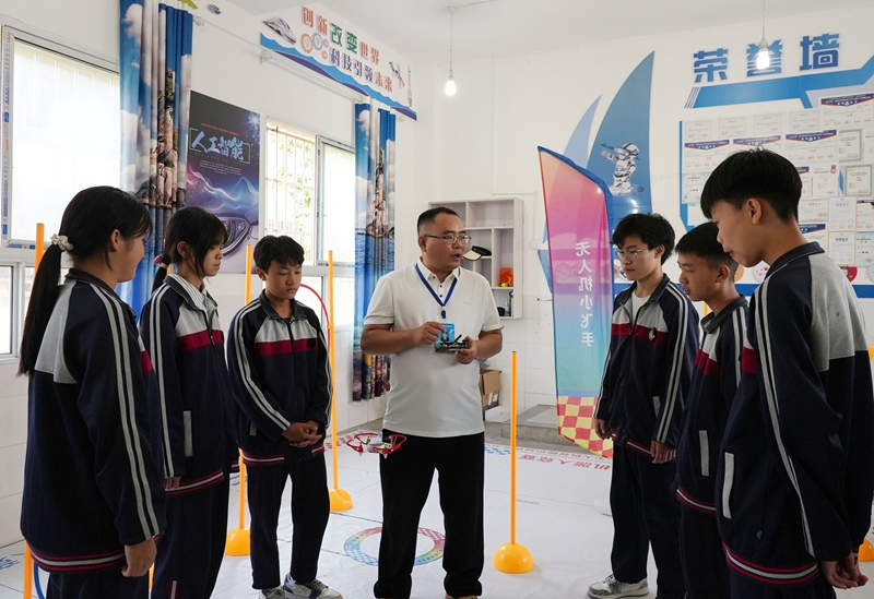 衛(wèi)城中學(xué)正在開(kāi)展無(wú)人機(jī)操作教學(xué).jpg