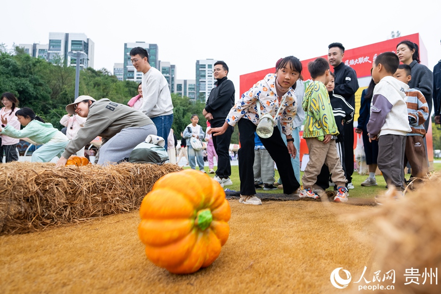 市民游客在現場參加南瓜保齡球比賽。人民網記者 涂敏攝