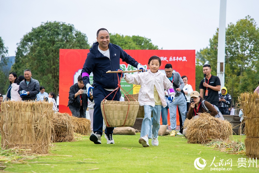 市民游客在活動現場參加扁擔接力賽。人民網記者 涂敏攝