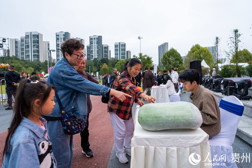 活動現(xiàn)場舉行的瓜王爭霸賽。人民網(wǎng)記者 涂敏攝