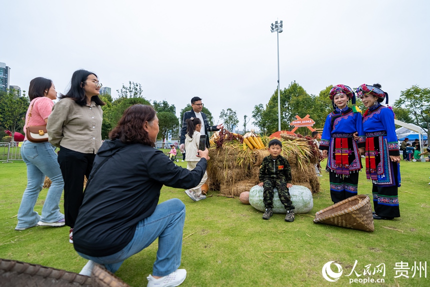 市民游客在活動現場打卡拍照。人民網記者 涂敏攝