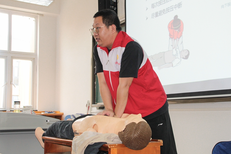 2、演示心肺復蘇等基本急救技能。