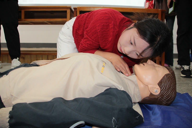 4、新生學習基本急救技能。