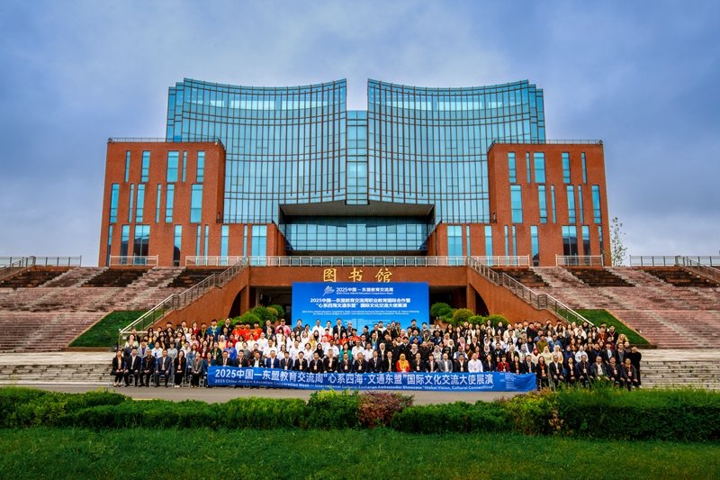 3、報(bào)告會(huì)合影留念。