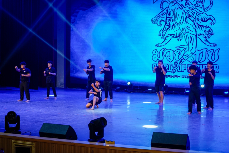 6、泰國(guó)甲米技術(shù)學(xué)院表演《泰拳舞》。