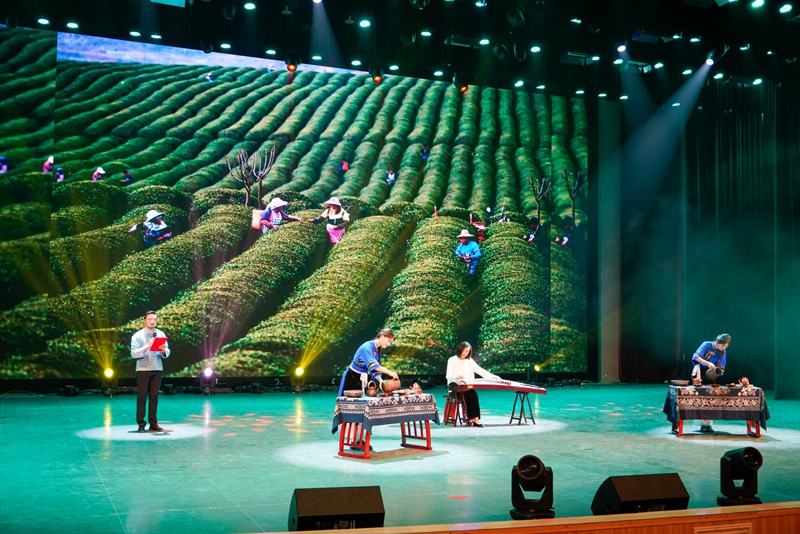 10、安順職業(yè)技術(shù)學(xué)院茶藝與古箏表演《南方絲路上的茶》。