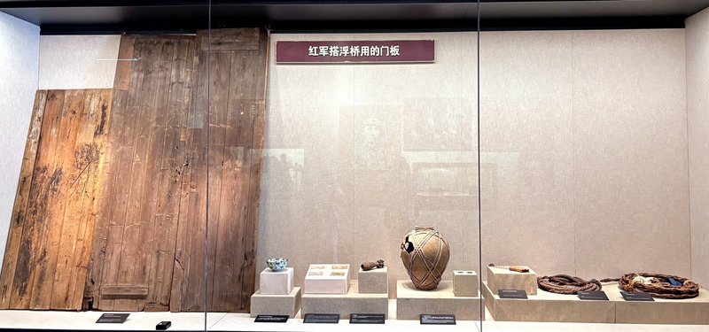 4、四渡赤水紀念館展柜里的紅色文物。刁苓沙 攝.jpg
