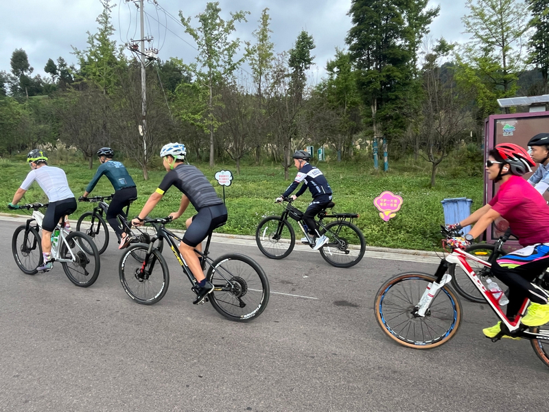 騎行愛好者穿梭于習水綠意間，暢享康養(yǎng)。謝永恒攝