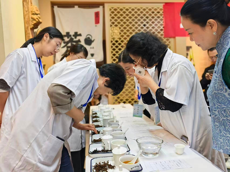 查看葉底情況。