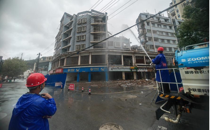 圖為施工現場灑水降塵。