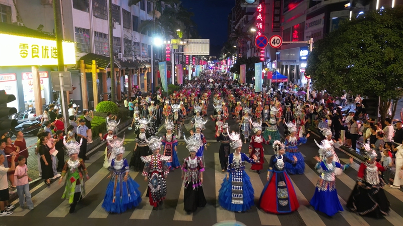 3 圖為荔波國慶氣排球季開幕千人民族大巡游.jpg