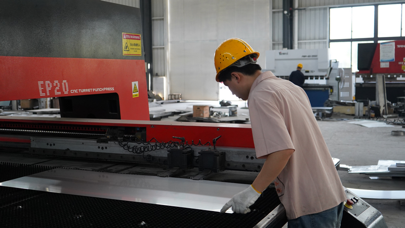 工人正在加緊生產。