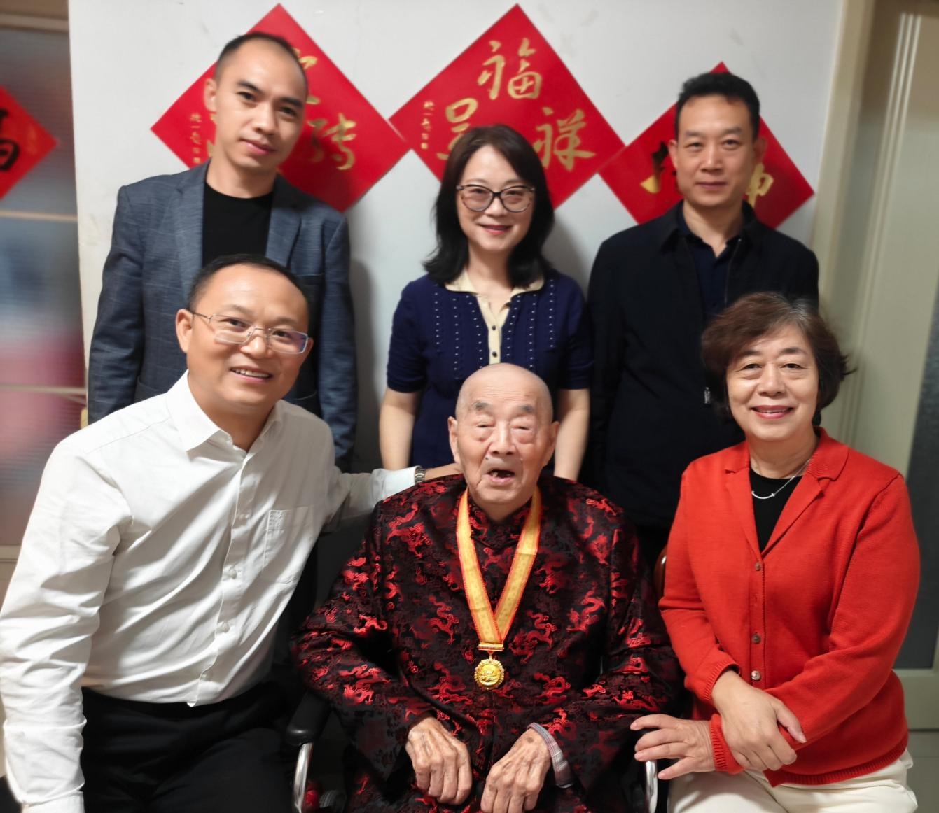 圖為黔西南州委老干部局慰問組慰問離休干部。