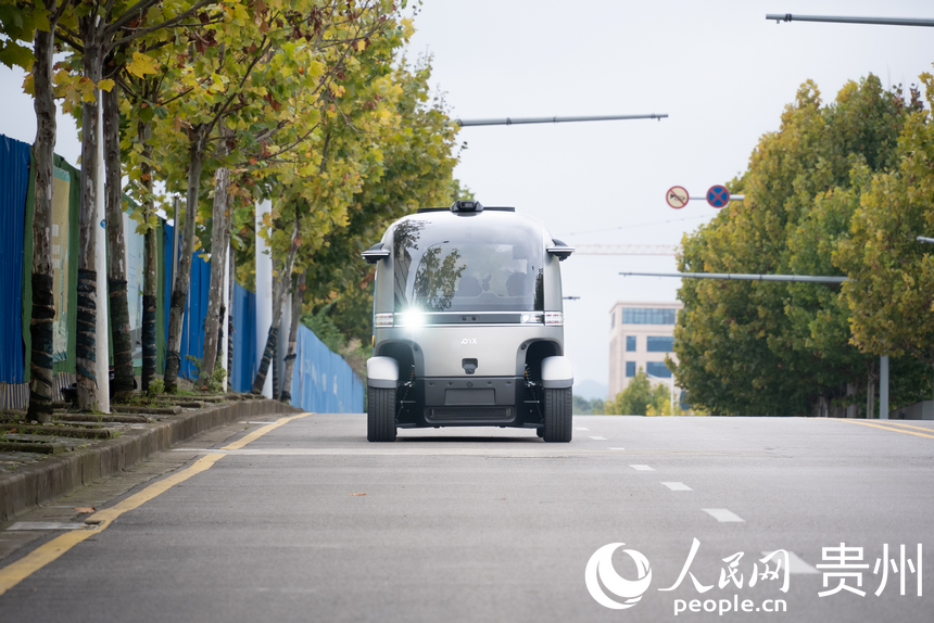 在貴陽街頭行駛的無人駕駛小巴。人民網記者 涂敏攝