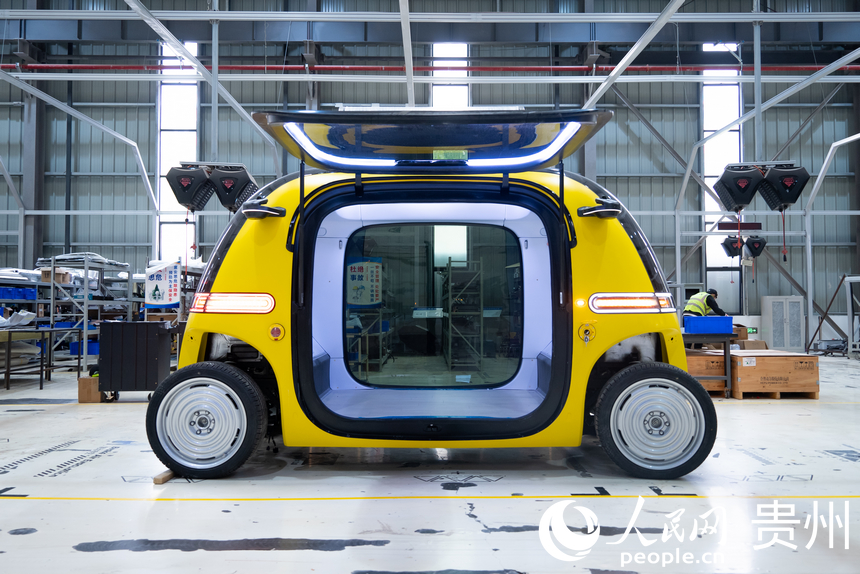 車間內正在生產的無人零售車。人民網記者 涂敏攝