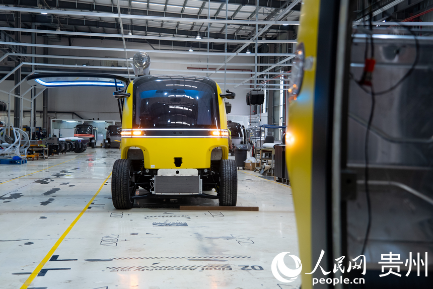 車間內正在生產的無人零售車。人民網記者 涂敏攝