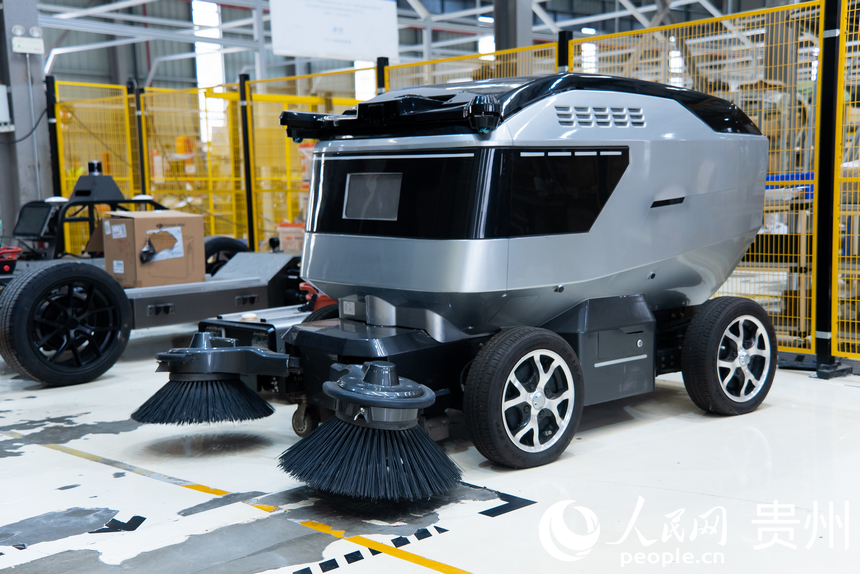車間內展示的無人駕駛掃地車。人民網記者 涂敏攝