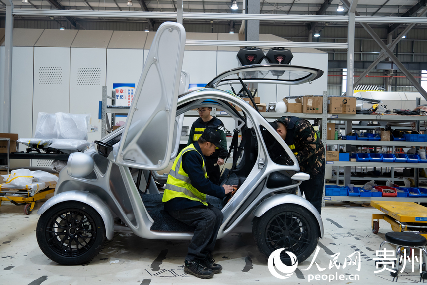 車間內正在生產的金屬3D打印微型電動車。人民網記者 涂敏攝