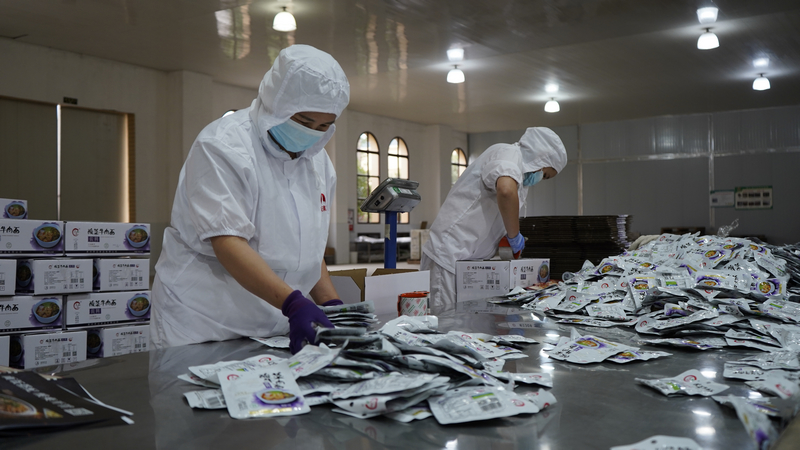 貴州獨山:泡菜企業加工忙 全力沖刺四季度 。