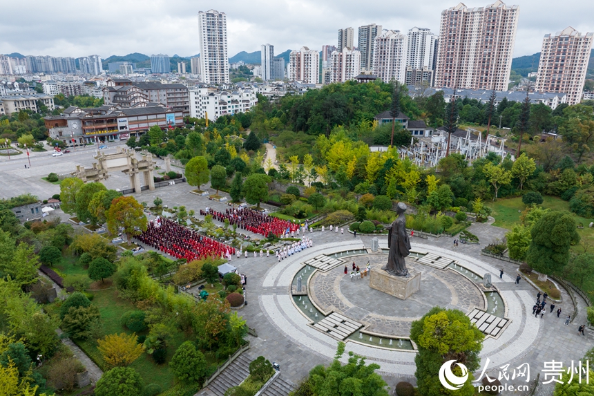 中國(guó)陽(yáng)明文化院內(nèi)舉行的文化研學(xué)儀式。人民網(wǎng)記者 涂敏攝