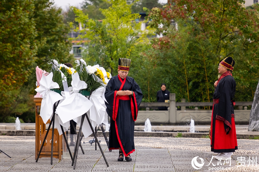 中國(guó)陽(yáng)明文化院內(nèi)舉行的文化研學(xué)儀式。人民網(wǎng)記者 涂敏攝