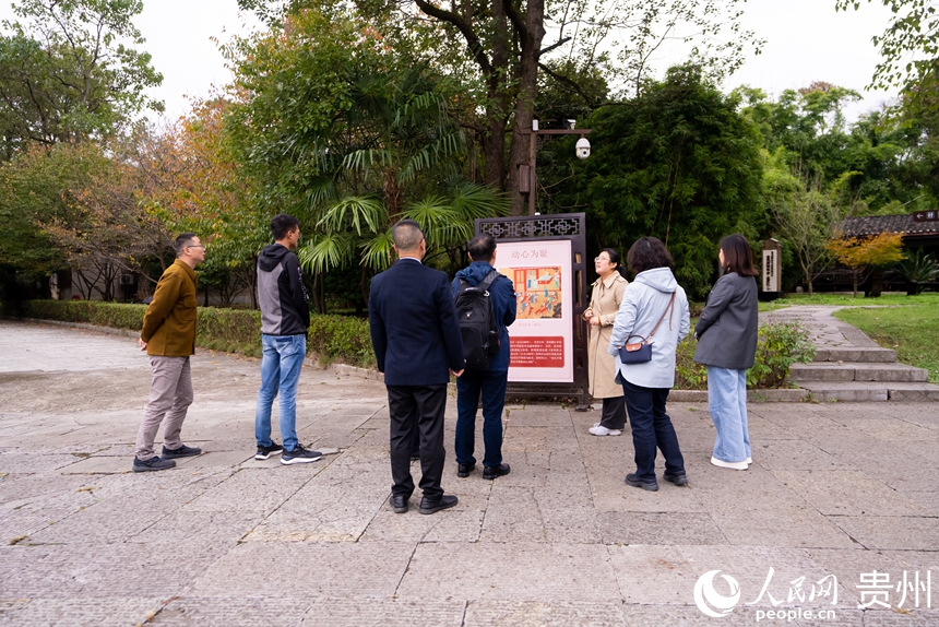游客在文化院內參觀。人民網記者 涂敏攝