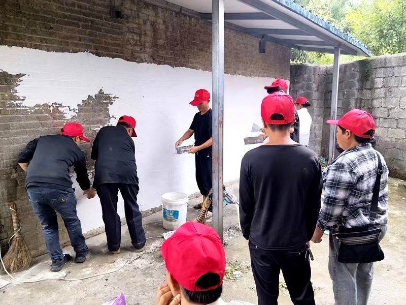 白泥鎮(zhèn)開(kāi)展東西部勞務(wù)協(xié)作墻面涂刷培訓(xùn).jpg