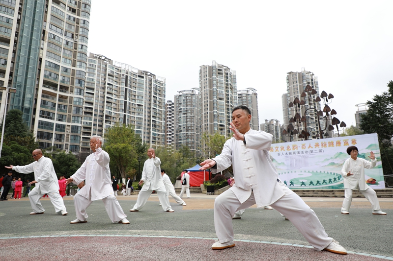 2 、百人太極展演活動現(xiàn)場。觀山湖區(qū)融媒體中心供圖