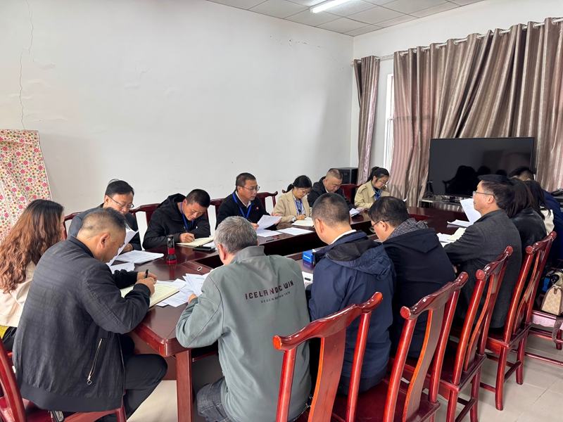 視察現(xiàn)場(chǎng)。