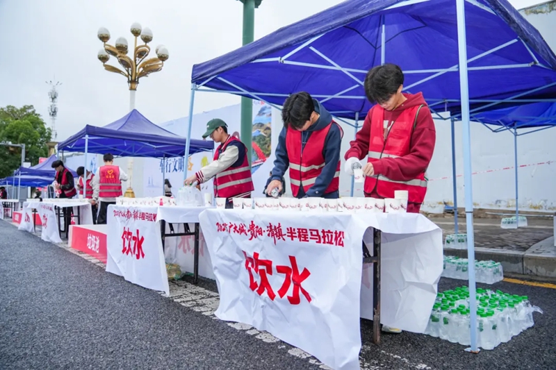 志愿者服務清鎮半馬。