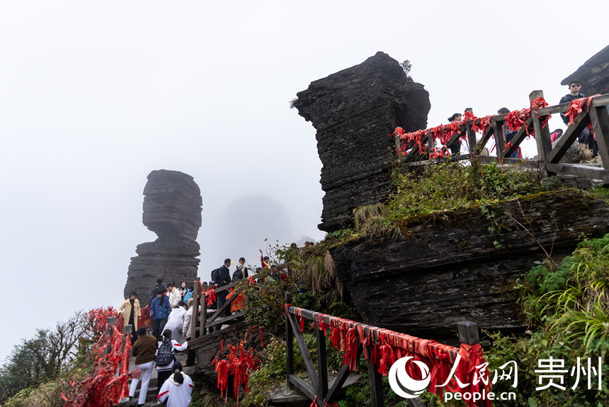 游客在梵凈山景區游覽。人民網記者 涂敏攝