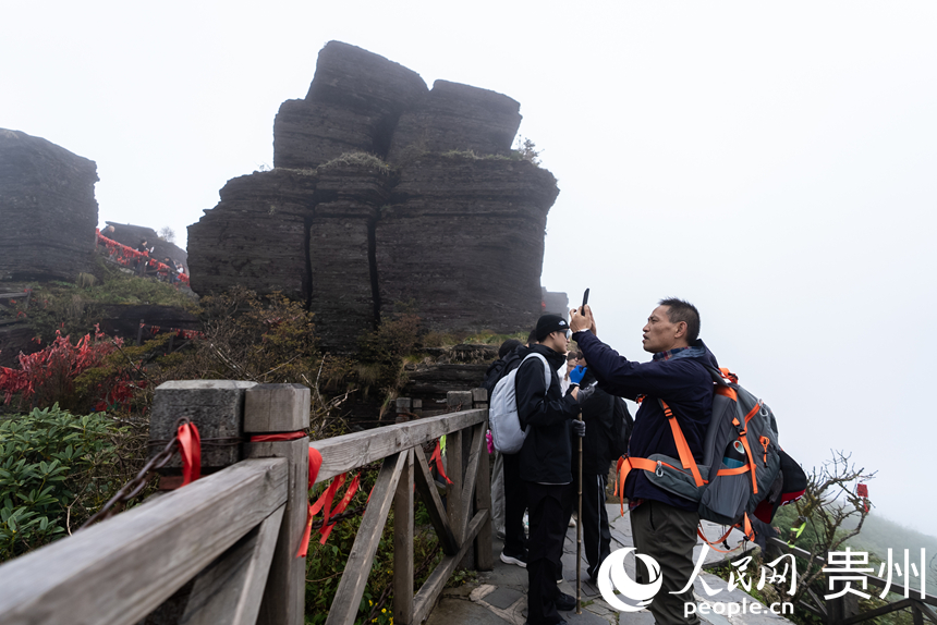 游客在梵凈山景區(qū)游覽。人民網(wǎng)記者 涂敏攝