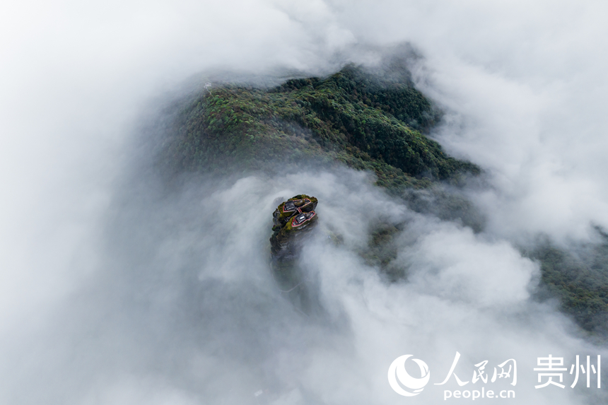 云霧彌漫的梵凈山金頂。人民網記者 涂敏攝