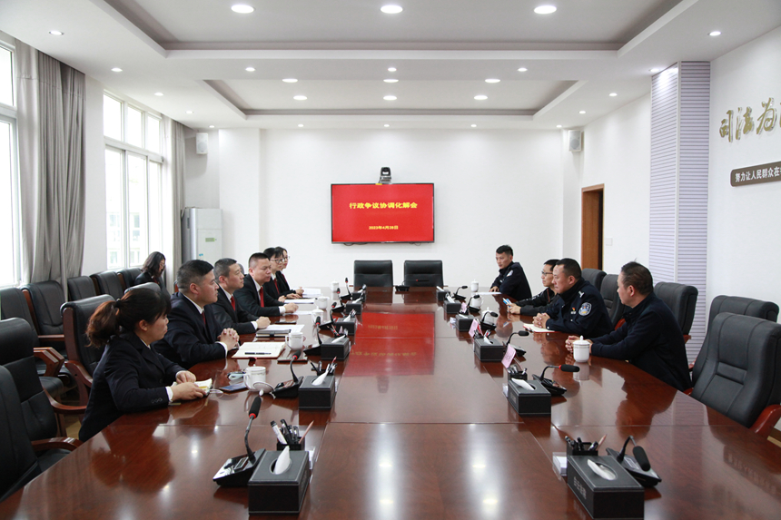 2023年4月28日,貴陽市白云區行政爭議協調化解中心成功化解一起因交通違停受到行政處罰的爭議案件。這是該中心成功化解的第一例案件。白云區人民法院供圖