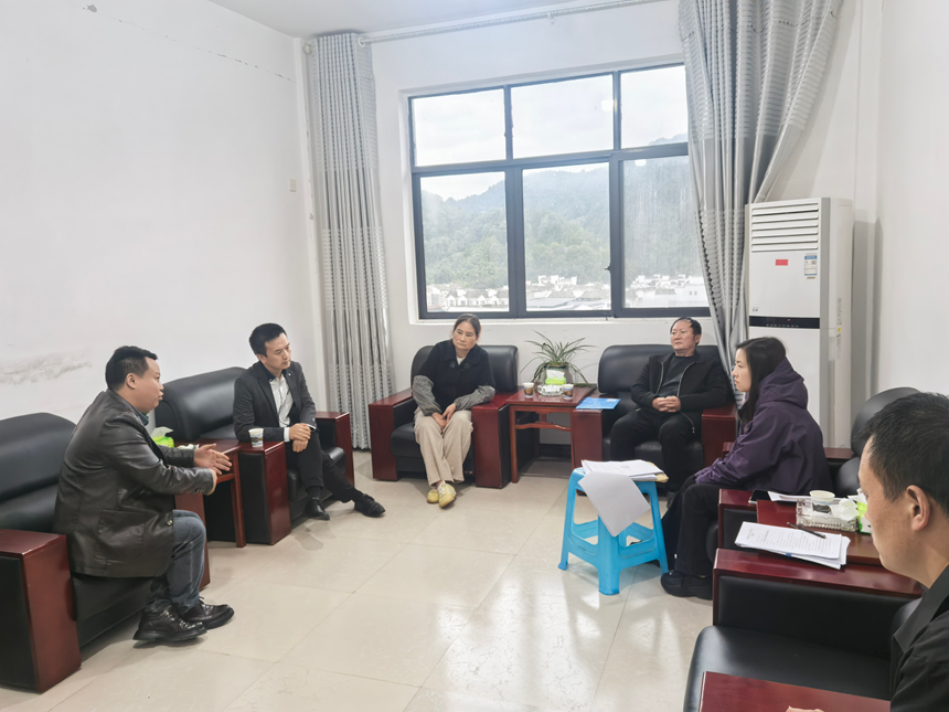 2025年10月22日, 匯川區人民法院綜合審判庭法官易曉彤到綏陽縣茅埡鎮茅埡村,就一起房屋糾紛案開展座談會。 匯川區人民法院供圖