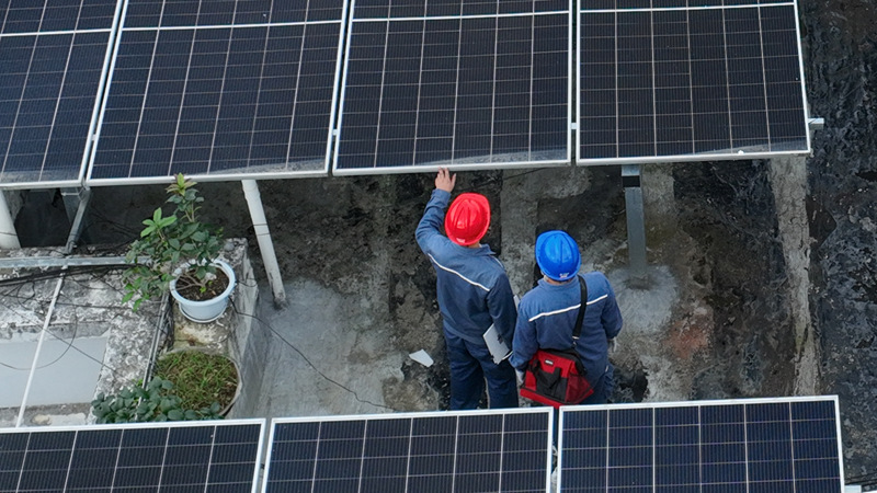 晴隆供電局工作人員幫幸福社區檢查屋頂光伏。