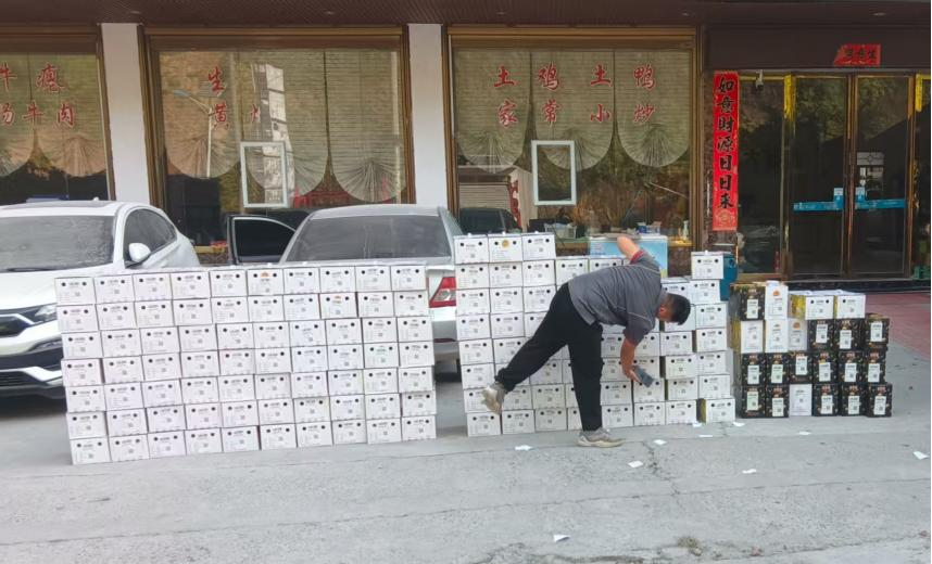 快遞員將領(lǐng)襪村百香果裝箱。