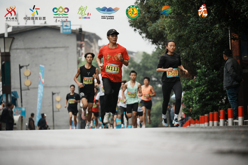 習水北緯 28.3 挑戰賽，選手雨中奮力奔跑，展現運動活力。習水縣融媒體中心供圖