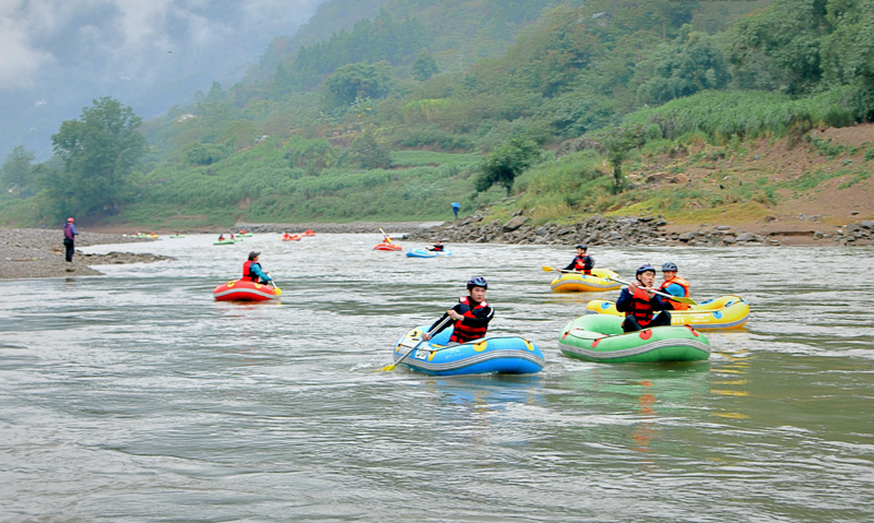赤水河上漂流艇競發，選手在山水間開啟水上挑戰征程。習水縣融媒體中心供圖