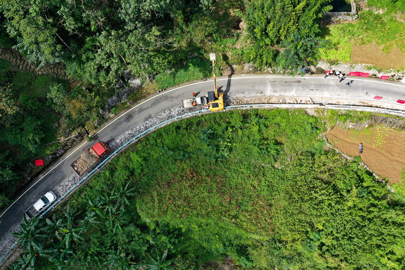 羅甸縣平寨水庫支管栗木至龍坪水廠管網連通農村規?；┧こ听埰烘偞箨P村段施工中。潘希來攝