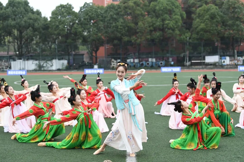 貴陽學(xué)院學(xué)生在比賽間隙表演舞蹈10