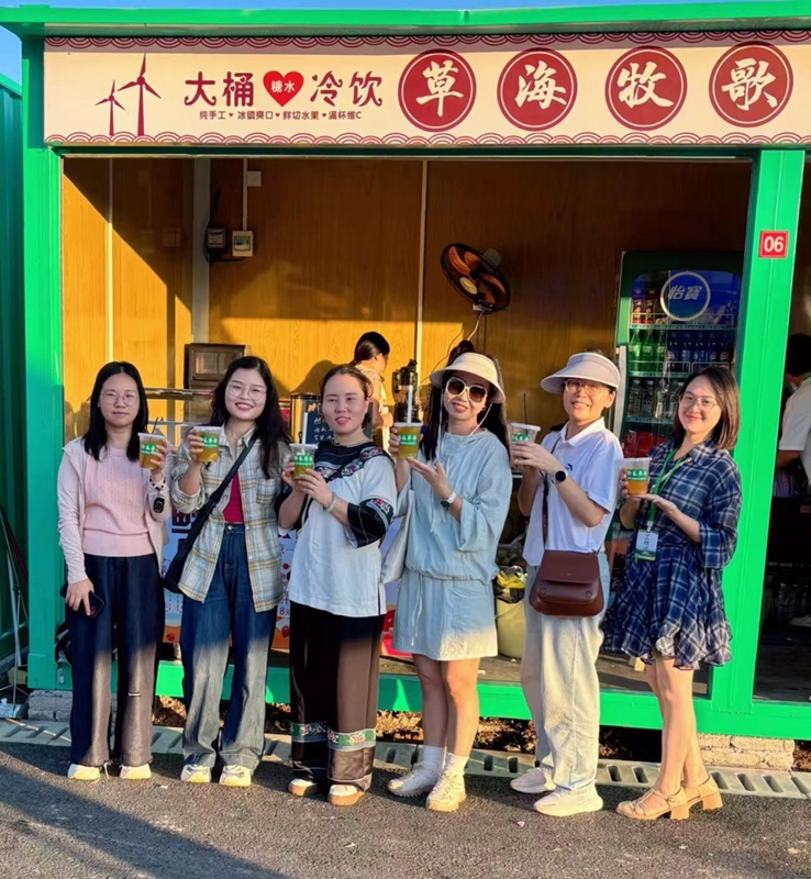 盤石粑粑村龍芬是受益黔東草海發(fā)展的第一批返鄉(xiāng)創(chuàng)業(yè)青年,黔東草海給她今年增收了2萬多元。石啟志