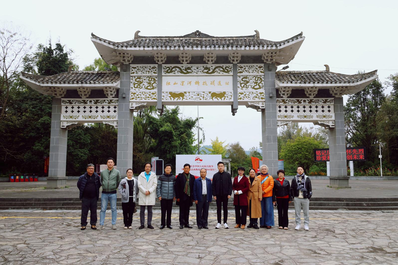 澳門考察團(tuán)一行考察深河橋抗戰(zhàn)遺址。