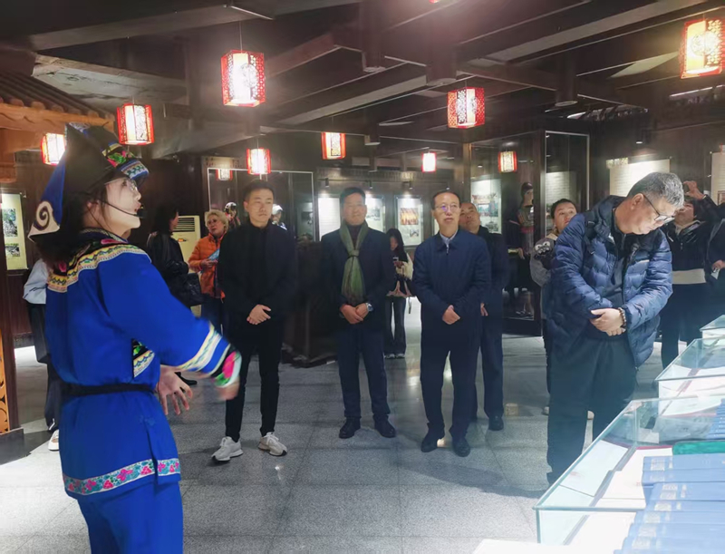 澳門考察團(tuán)一行考察黔南民族師范學(xué)院民族文化展覽館。