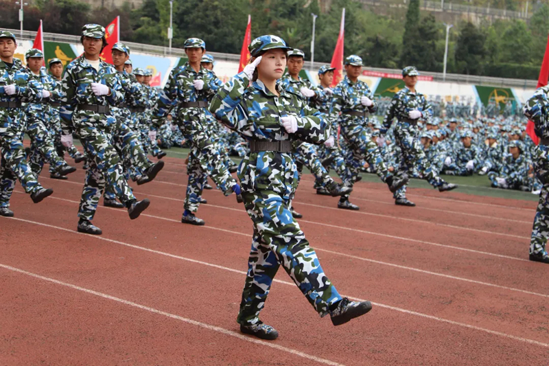 迷彩方陣踏響強軍節拍。