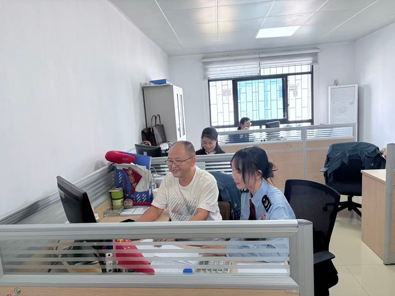 稅務人員輔導納稅人申報操作。