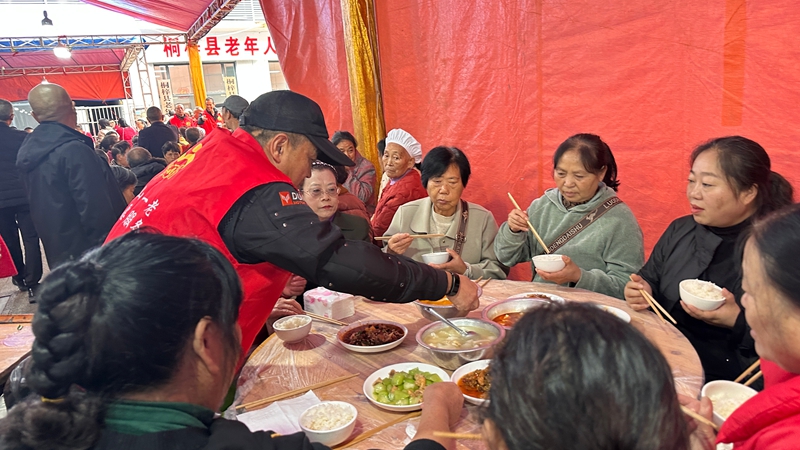 大家圍坐在一起享受美食，度過了一個溫馨幸福的重陽節 桐梓縣婁山關街道火炬社區提供.jpg