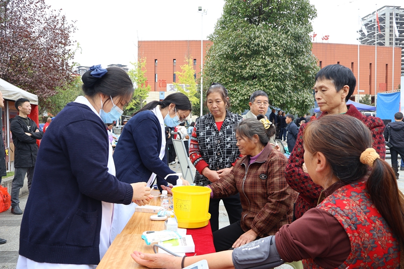 醫務人員還為群眾測血壓、查血糖。王洪婭攝.JPG