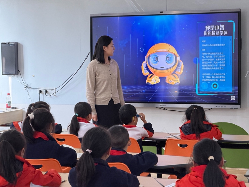 人民智課AI雙師走進遵義課堂。時艷濤攝