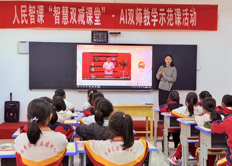 《加油!科學課》AI雙師課堂教學現場。時艷濤 攝